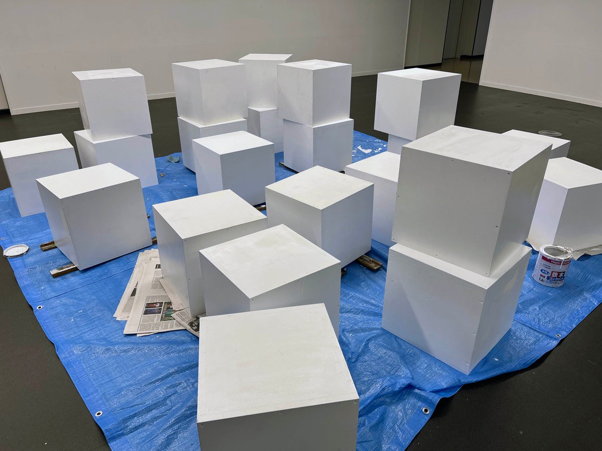 tagprojects's tweet image. 【TAGスタッフ活動記録】 
これまで様々な作品を展示した壁や展示台を、TAGスタッフの学生と一緒に塗り直しました。次の企画でご来場の際は、ぜひピカピカの展示スペースもご覧ください！（助手）
#玉川大学 #TAGprojects