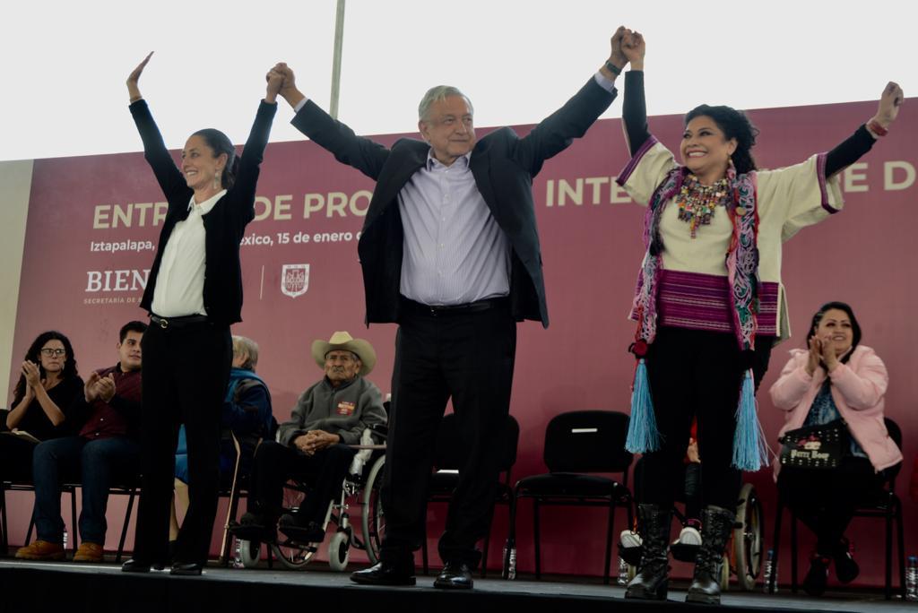 La oposición y sus aliados andan muy nerviosos. Se ve que no entienden la fortaleza de nuestro movimiento. Sin medias tintas ni zigzagueos, @Claudiashein y yo vamos a defender el legado de nuestro querido presidente López Obrador. Por eso nos tienen miedo, porque nuestra