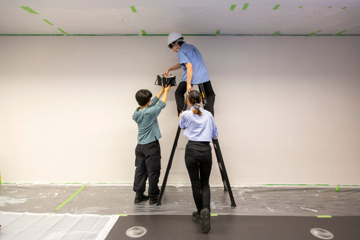 tagprojects's tweet image. 【TAGスタッフ活動記録】 
これまで様々な作品を展示した壁や展示台を、TAGスタッフの学生と一緒に塗り直しました。次の企画でご来場の際は、ぜひピカピカの展示スペースもご覧ください！（助手）
#玉川大学 #TAGprojects