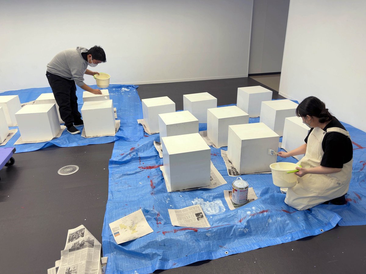 tagprojects's tweet image. 【TAGスタッフ活動記録】 
これまで様々な作品を展示した壁や展示台を、TAGスタッフの学生と一緒に塗り直しました。次の企画でご来場の際は、ぜひピカピカの展示スペースもご覧ください！（助手）
#玉川大学 #TAGprojects