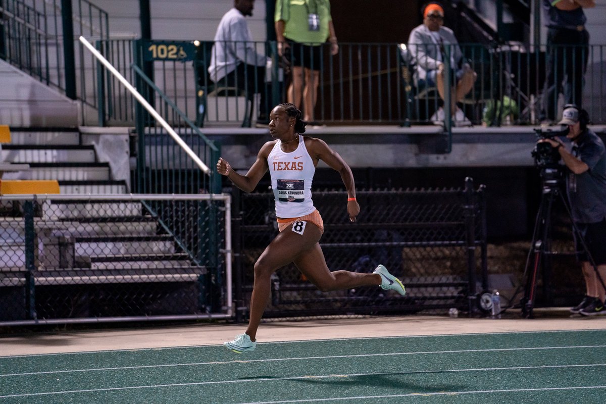 Women's 200m prelims🤘 1. Dejanea Oakley - 23.00Q 3. Kenondra Davis - 23.07q 6. Kevona Davis - 23.32 (season-opener)Q #FloKnows x #HookEm