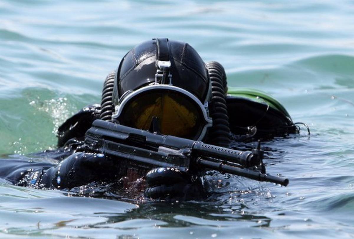 Welcome to #FridayFucksorSucks. Today, we have the ASM-DT amphibious rifle. Designed for Spetznaz Frogmen it fires two separate rounds, 5.66x39 darts when underwater and 5.45x39 when above water. Prototypes stopped development in the 90's but appeared on the battlefield in 2008.