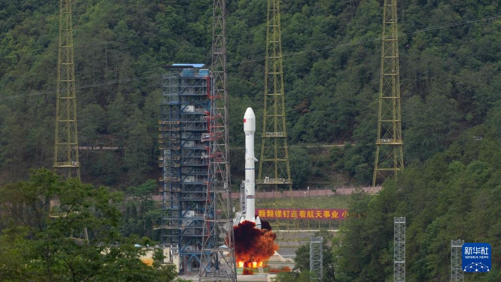 中国、中軌道ブロードバンド通信衛星の打ち上げに成功
９日、西昌衛星発射センターから打ち上げられる運搬ロケット「長征３号Ｂ」。（西昌＝新華社配信／魯浩）