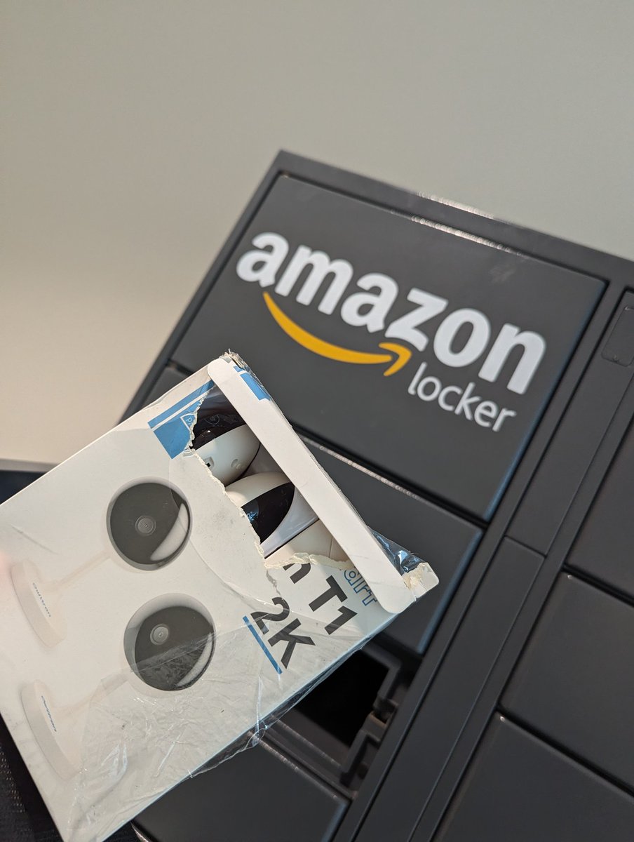 andremneves's tweet photo. Hey @amazonca  what is happening? First your courier couldn't find your own locker, and after 1 day, when he/she finally found it, he/she ripped off a piece of the box on purpose! Why would the courier rip off a piece of the box? What is happening? https://t.co/GIBi3laVNt