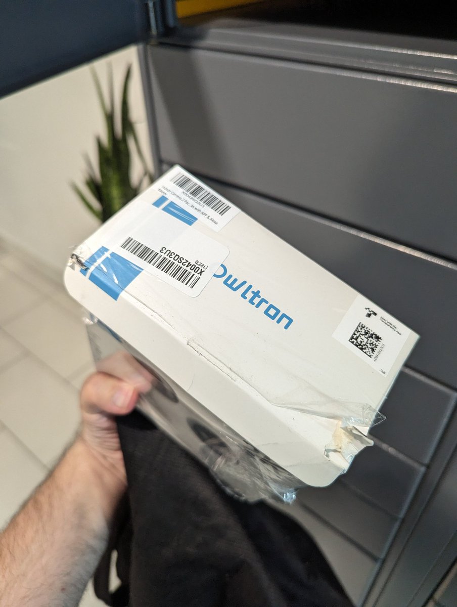 andremneves's tweet photo. Hey @amazonca  what is happening? First your courier couldn't find your own locker, and after 1 day, when he/she finally found it, he/she ripped off a piece of the box on purpose! Why would the courier rip off a piece of the box? What is happening? https://t.co/GIBi3laVNt