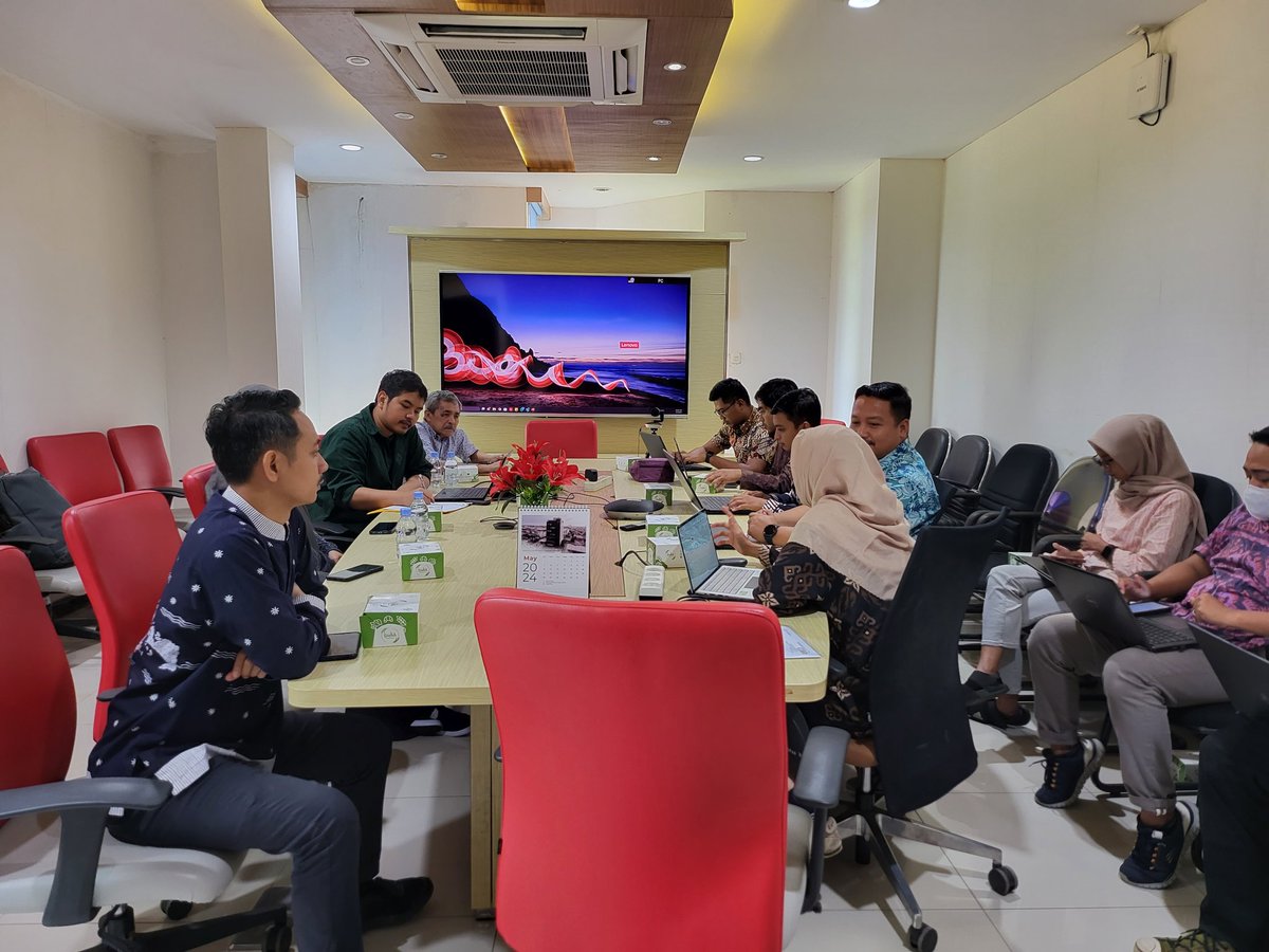 brianbramanto's tweet photo. Recently, we had a meeting with Geospatial Agency of Indonesia (BIG), discussing potential collaboration on gravity and precise geoid modeling research! https://t.co/IxswXI2bTP