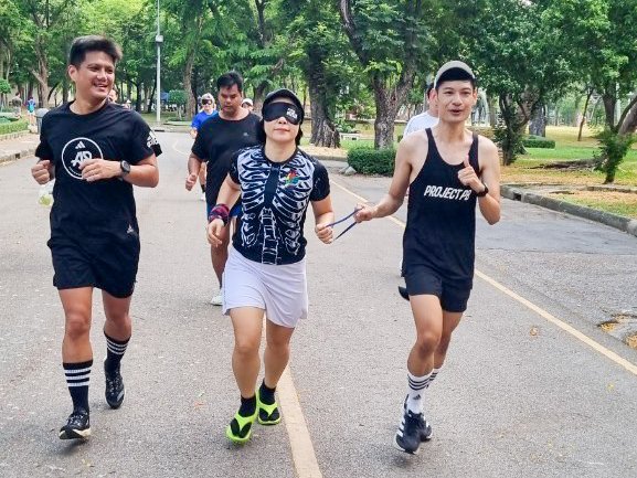 🏃‍♂️🏃‍♀️🏃 ลุงตุ๊ก และ ผองเพื่อน ที่กิจกรรม กิจกรรม AR RUNNERS X วิ่งด้วยกัน (RUN TOGETHER) โดย ADIDAS RUNNERS BANGKOK 🫶 ดีใจที่ได้เจอกันครับ 🥰 

#adidasRunnersBangkok 
#adidasRunning 
#adidasThailand
#tookkyrun