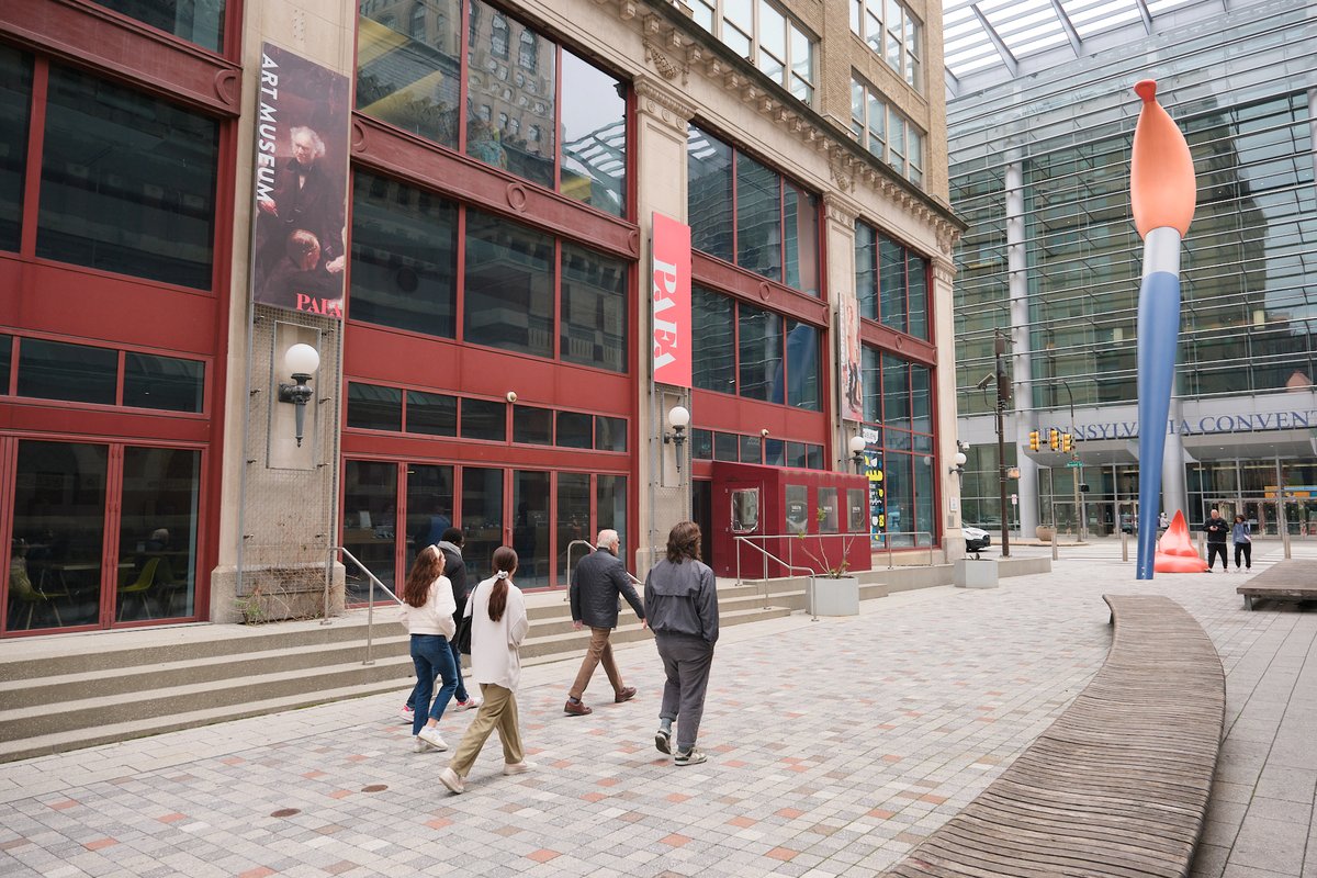 Discover the stories behind the city's beloved landmark and soak in the history and architecture of its surrounding areas with our Love Park Neighborhood Tour. Book your spot now!➡️ bit.ly/4dE20rU 📸 @jmooreg_ on insta