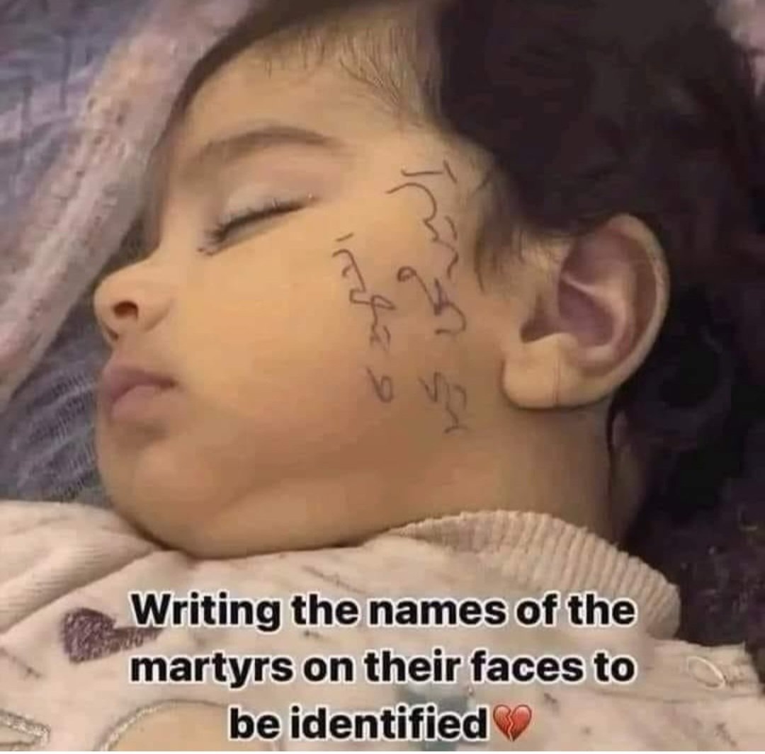 طفلة تبدو نائمة لكنها شهيدة قتلها الاحتلال الإسرائيلي وكتبوا اسمها على وجهها الشهيدة إلين محمد عيد #GazaGenocide