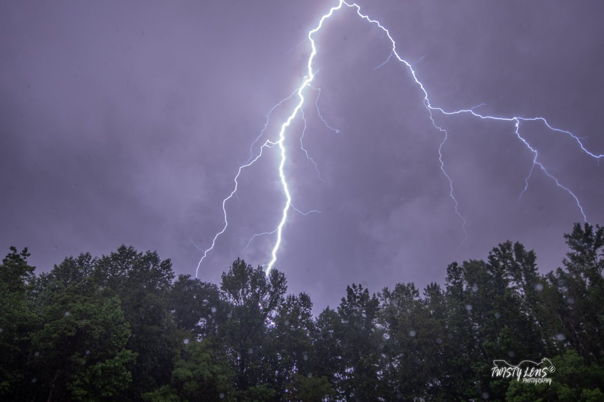 The thunderstorm was talkative in Eastern Lee County tonight. Lots of lightning. Please use extreme caution when capturing lightning. @spann @JoshWeather @TylerWSFA12
