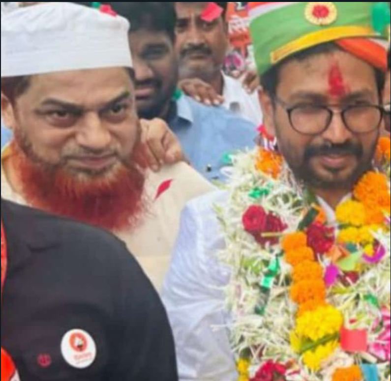 *Uddhav Thackeray's Shiv Sena with 1993 Blast Convict* Few days back Uddhav Thackeray had requested Muslims to forget past and had demanded support. Yesterday Iqbal Musa, 1993 Blast Convict, was seen with Uddhav Thackeray Shiv Sena candidate Amol Kirtikar. Iqbal Musa was in…