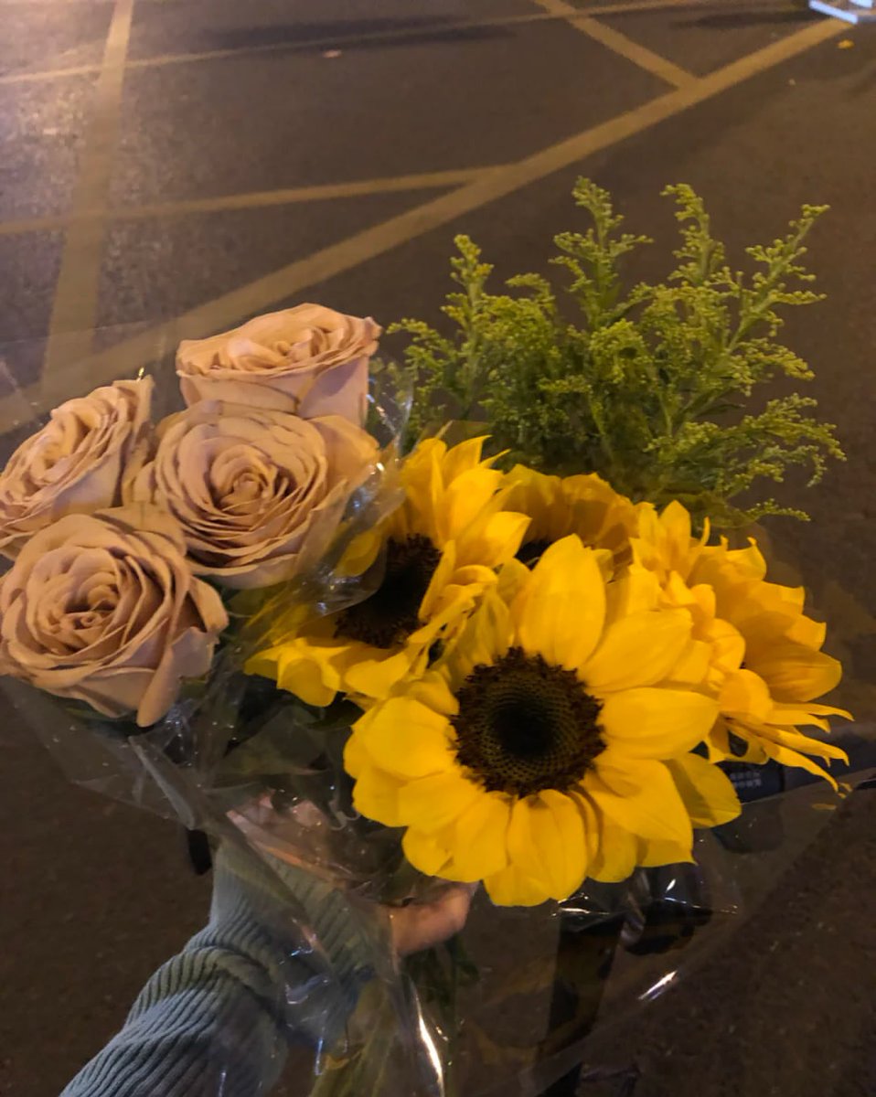 晚上給自己買了花 很喜歡❤ https://t.co/1tTnwcDzG6