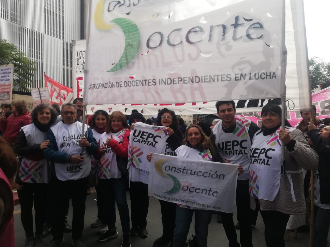 ConstruccionDoc's tweet photo. #hoy #ParoNacional  #CordobaCapital en la calle, ante ataques cada vez más brutales del gobierno de #Milei y #Llaryora, plan motosierra y leyes antiobreras y antipopulares, las y los trabajadores en defensa de nuestros derechos #Niunderechomenos @ConstruccionDoc  @Uepc.capital https://t.co/NNbIBJrNVS