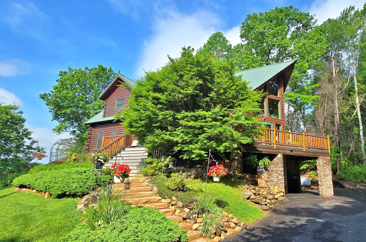 Beautiful mountain top cabin in excellent condition.  Private yard &amp; privacy gate.  Rental projections 115k + annually.   Call me, Jared Sotuyo 865-384-2136  details here:  myre.io/0yvbDa1titTc
cabin listings:  jaredsotuyo.remax.com  RE/MAX Adventure Realty #PigeonForge, TN