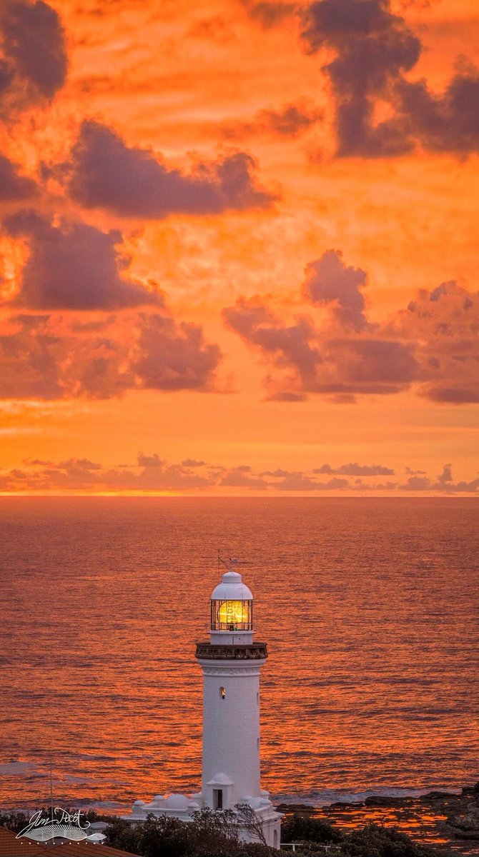 Good Friday morning wave from Norah Head lighthouse - crazy colour this morning 😊 J.Picot)