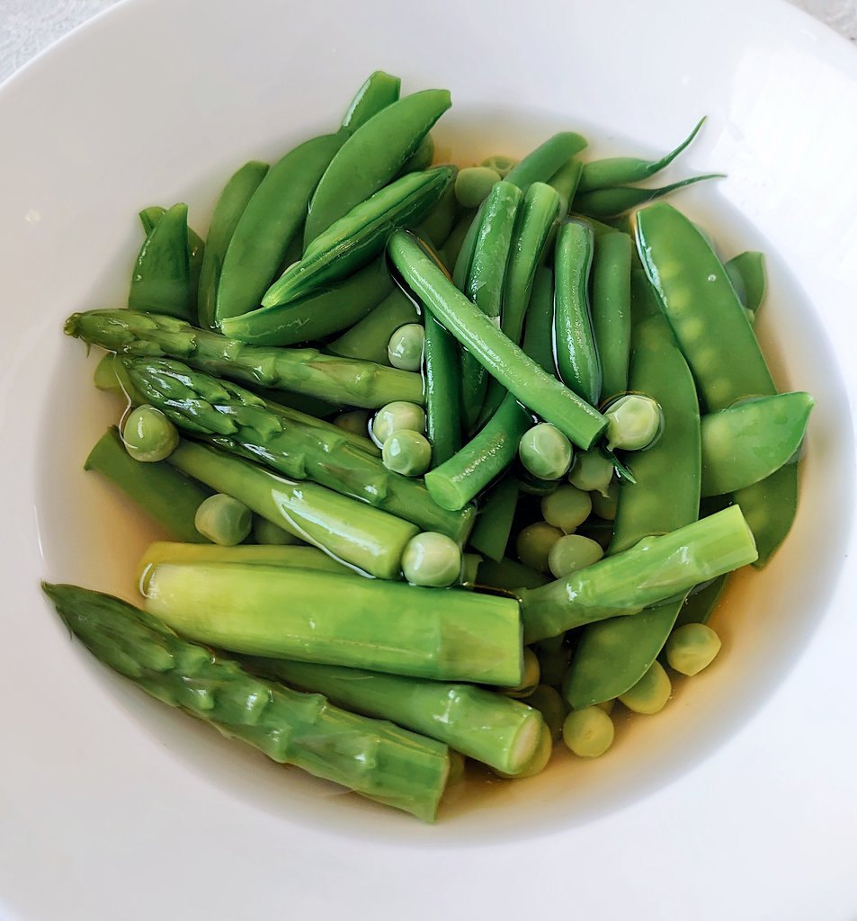 土井善晴先生の『緑野菜のおひたし』作った🎶 春の旬の緑の野菜、緑が綺麗✨ ちょっとお出汁の色が濃かったかしら🤭 そら豆なくて代わりにスナップえんどう入れました。あとはアスパラ•いんげん•絹さや•えんどう豆、それぞれ別に湯がいて冷水にとって冷ましてからお出汁に🤤