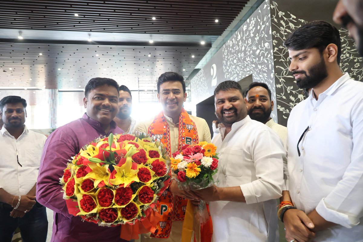 Grateful for the warm welcome by @BJYM4UP karyakartas as I arrived in Lucknow for a 2-day pravas of the state. Excited to engage with the dynamic youth of UP and contribute to meaningful discussions in Amethi, Rae Bareilly & Prayagraj. उत्तर प्रदेश की पावन धरती पर UP BJYM के…