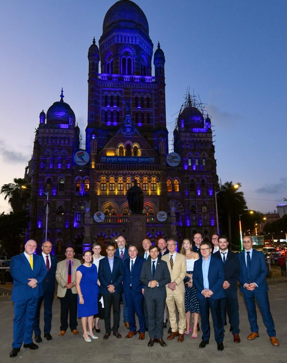 PLinMumbai's tweet photo. 🇪🇺🇵🇱🇮🇳
On Europe Day CGs of EU States met with BMC (Brihanmumbai Municipal Corporation @mybmc) Commissioner Dr. B. Gagrani - in front of the iconic BMC Building, which for this occasion was illuminated in blue-and-yellow of the EU.
Happy #EuropeDay!
#PLinIndia #EUinIndia https://t.co/hxyX6o1Qda