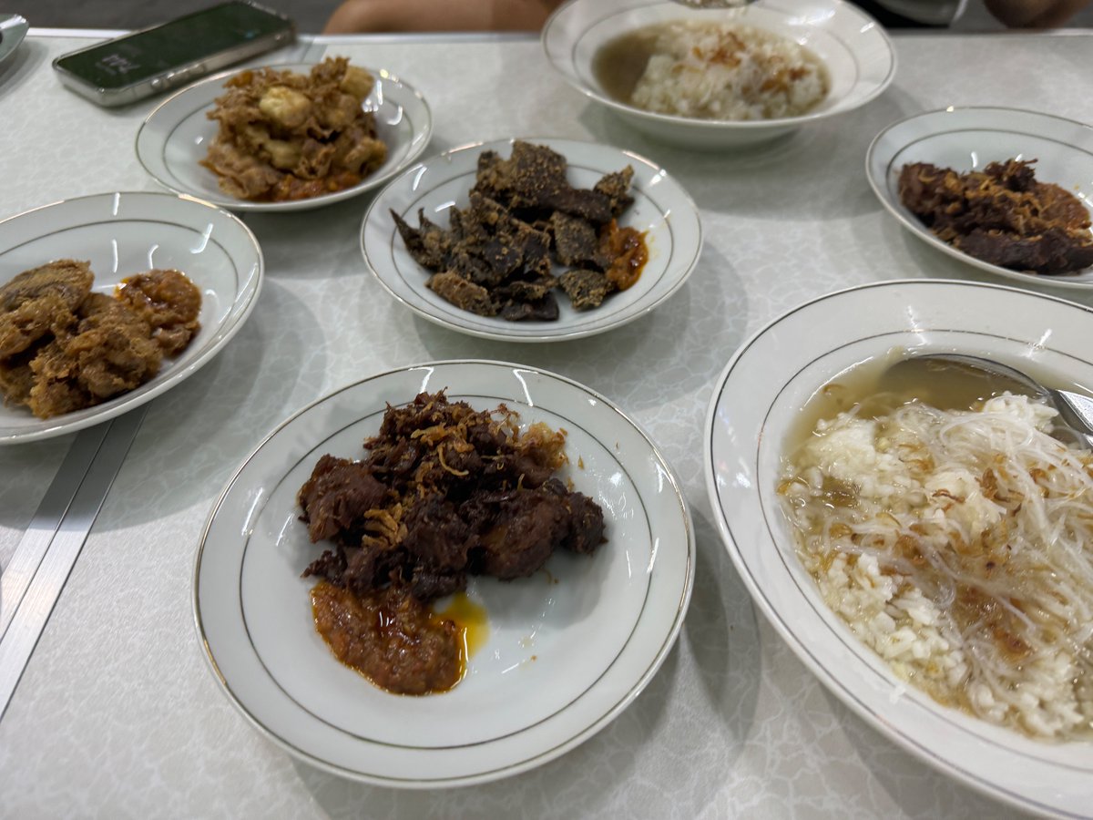 Pashatama's tweet photo. Ini #DenpasarSedap cabang Teuku Umar Barat. Menu utamanya Sop Empal bisa pesan Paru, Sumsum dan Otak Goreng sebagai pelengkap. Sedap tak terkira dan dijamin halal. Empalnya dari sapi betina katanya karena kalau sapi jantan banyakan lemak jadinya lebih cocok dibikin abon. 

Namanya Mager Sari, di Google Map cari SJ Mart buka jam 6 sore.
