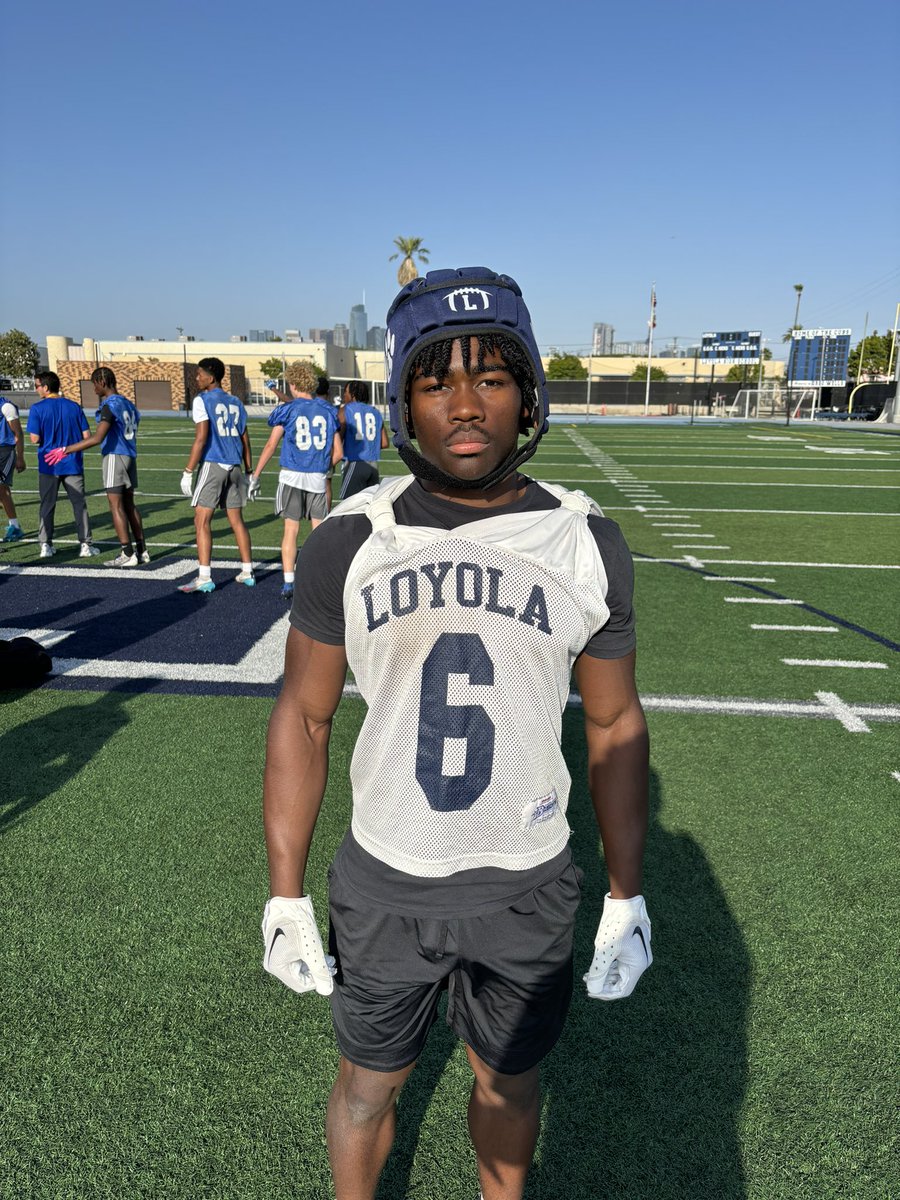 2026 RB @springplayer2 out of Loyola HS (Calif.) stood out this afternoon. Lateral quickness, sure hands out of the backfield, and runs with power. All of 5-10 190 right now.