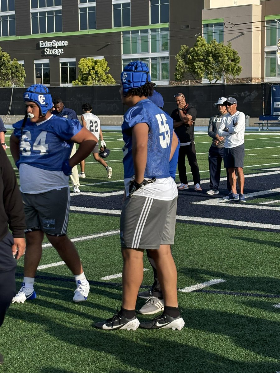 2025 ATH @bray_s6 out of Culver City HS (Calif.) had an impressive showing at the showcase this evening. Terrific frame, fluid in COD, disciplined eyes in man coverage. Translates best as a CB. Another Culver City standout is 2025 OT @JonasRoss9 at 6-4 285 pounds. Light feet and…