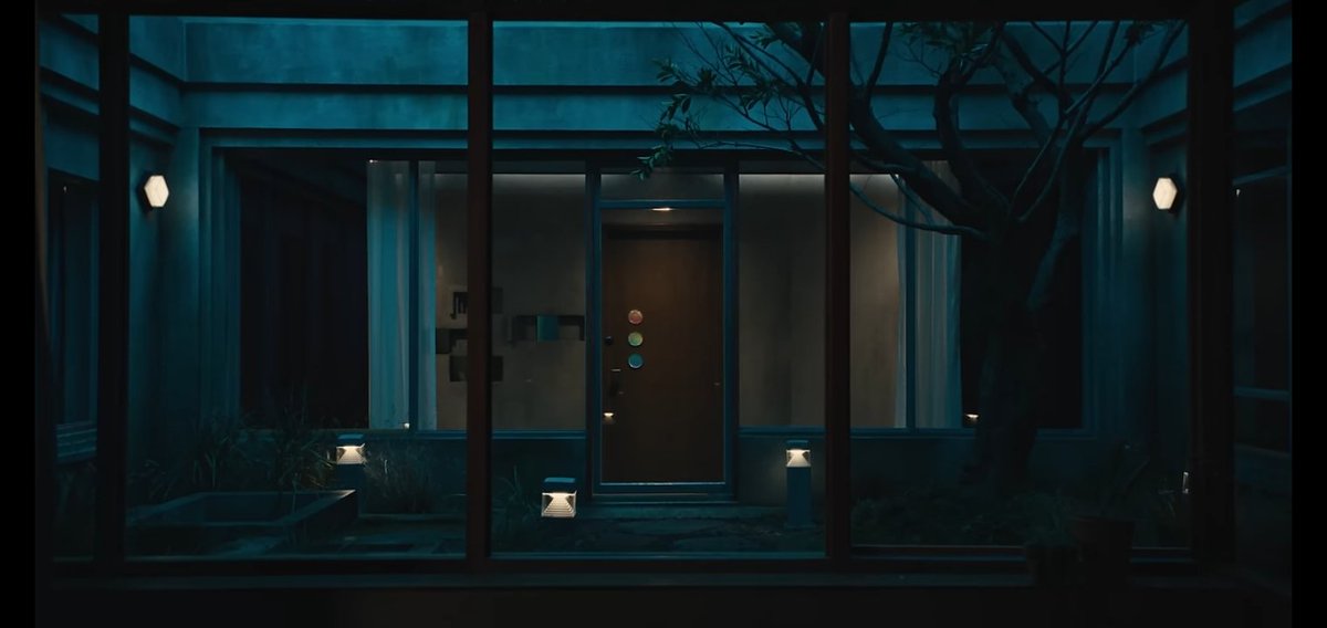 I'm not good at interpretation, but of all the MV plot... the aesthetic vibes of the interior caught my eyes It's #KimNamjoon 's style #Comebacktome by #RM #RPWP #RightPlaceWrongPerson youtu.be/NrfikKxF4Ps?si…