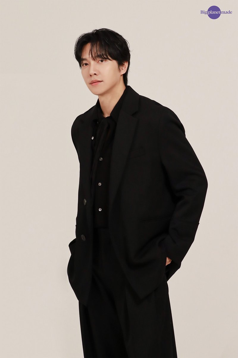 Seung-gi's outrageous suit fit...

#LeeSeungGi #이승기