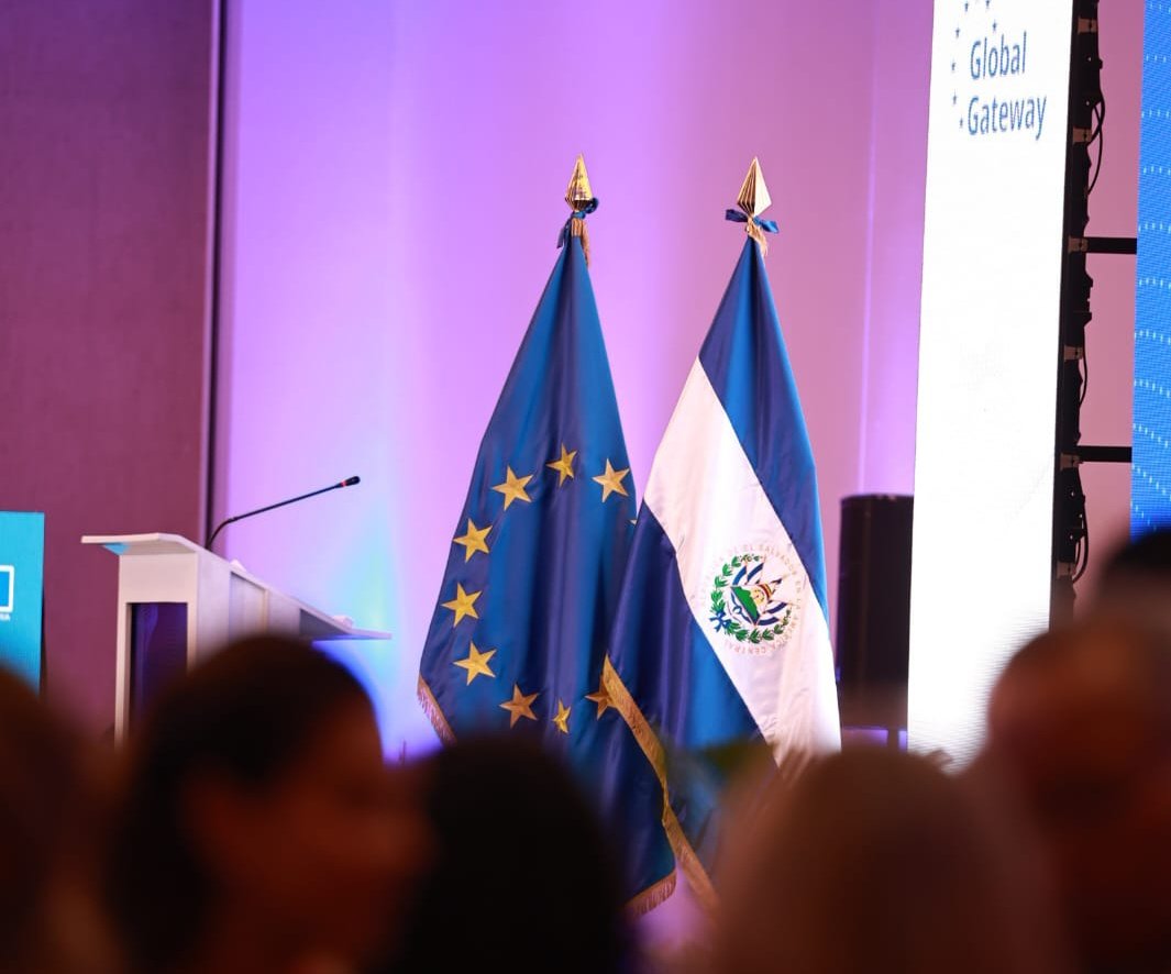 La cooperación entre la #UE🇪🇺 y #ElSalvador 🇸🇻 ha dado lugar a proyectos que han impactado positivamente en la vida de las personas. Joshua Nieto es un ejemplo de ello. Él es recién graduado del Máster en Emprendimientos de Impacto, gracias al programa @EUErasmusPlus