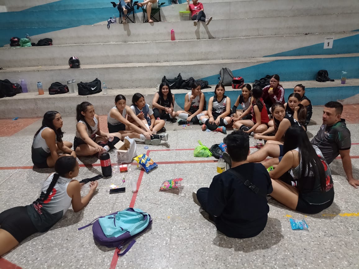 cpts1109's tweet photo. #PracticasPsicologiaSISSU en la Comunidad deportiva Legions Voley Club. Tema:Liderazgo positivo, objetivo:conducta que un líder adquiere para desarrollar el potencial de las jugadoras.
@BlancoNatalia10

@ElOIRdelaRegión #DeporteYBienestarMental #Girón #MasUnadMasEquidad https://t.co/vhg8xrUlYU