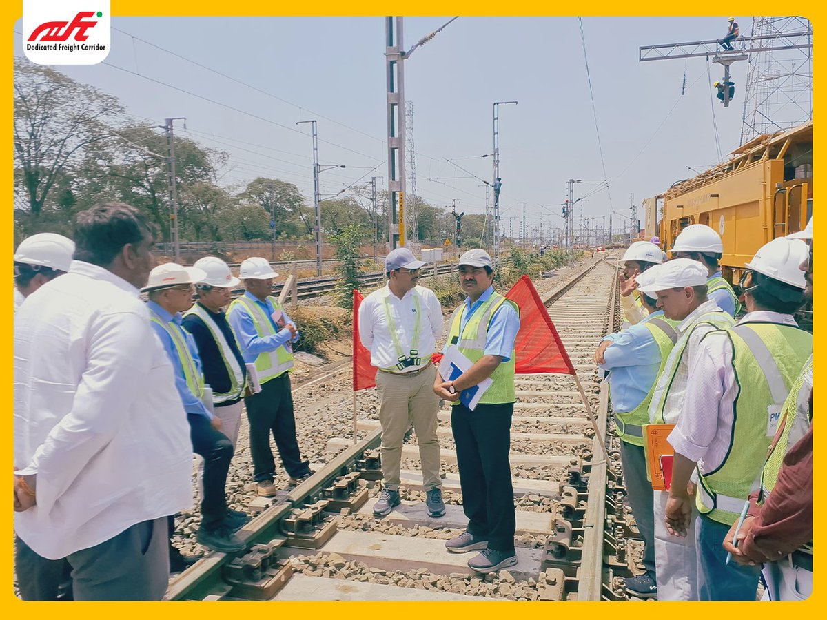 Shri Hari Mohan Gupta, Director Infra  #DFCCIL, along with other senior officials, conducted inspection of the Vadodara Unit of Western Dedicated Freight Corridor (WDFC)
#FutureOfFreight