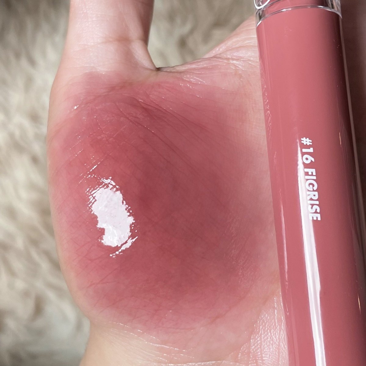 รุ่น glasting water tint คือทนสุดในทุกรุ่นของ rom&amp;nd ละ ดันสุดทุกสเกล ปากอิ่มสุด ทนสุด ฉ่ำสุด สีโทนขับผิวแทบทุกสีเลย หน้าสว่างเหมือนติดไฟ สี 16 figrise คือสวยมากกก โทนกุหลาบตุ่นๆ ทาตัวเดียวก็สวย ทาไล่เลเยอร์กับสีอ่อนยิ่งโคตรสวยเหมือนจบการเรียนทาปากชั้นสูง