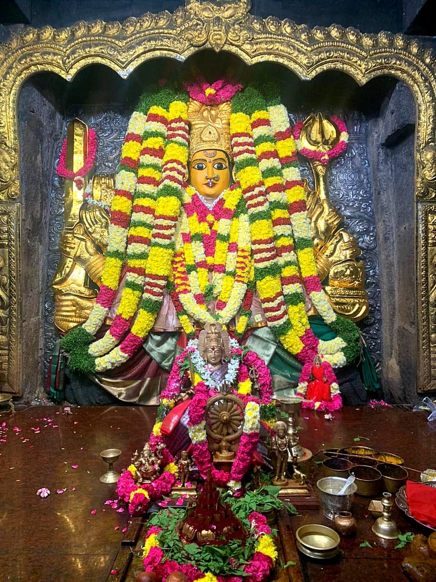 అలంకరణ అనంతరం అమ్మవారి దర్శనం🙏🏻
#BhadrakaliAmmavaru ⛩️🙏🌺🙇🏻‍♂️
#భద్రకాళి_యే_శరణం_మమః 🙏🌺🌺
#CulturalHeritage
#WarangalTemples 🇮🇳