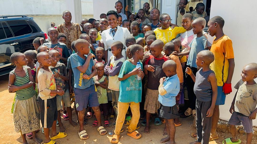 S.E @Burundi1stLady a passé du temps avec les enfants à #Bujumbura ce 9 mai 2024, partageant rires, jeux et bonheur. Sa gentillesse et son dévouement envers les plus jeunes mettent en lumière l'importance de l'amour et de la générosité dans notre société. #Simplicité #Burundi