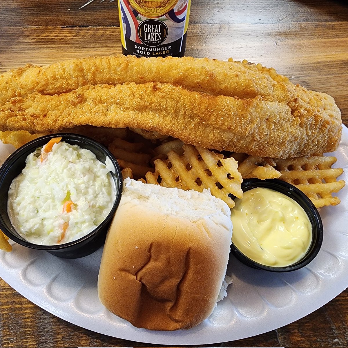 NOBODY beats the Lake Erie Walleye (with @GLBC_Cleveland Dortmunder Gold) at the Jolly Roger in Port Clinton!