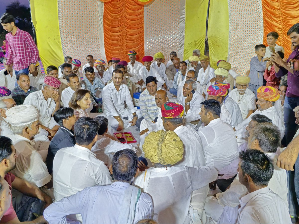 बड़ी बहन डॉ. ज्योति मिर्धा जी एवं छोटे भाई विजयपाल मिर्धा जी के साथ खींवसर विधानसभा क्षैत्र में विभिन्न शादी समारोह में शिरकत कर शुभकामनाएं प्रेषित की। #खींवसर #khimsar

@jyotimirdha @VijaypalMirdha