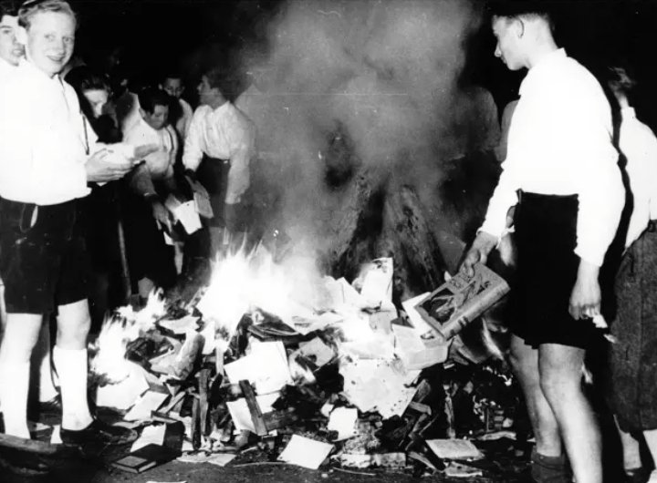 Come ogni anno, il #10maggio ricordiamo che in questa data, nel 1933, a Berlino i nazisti organizzarono un grande falò dei libri considerati 'contrari allo spirito tedesco'. Cominciò così.

'Là dove si bruciano i libri si finisce per bruciare anche gli uomini.' - Heinrich Heine