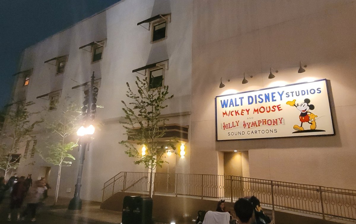 the_ghost_CM83's tweet photo. Why is there one window with a light on? That represents Walts Office that is still untouched to this day in Burbank. Same as his apartment in Disneyland above the firehouse station! #disney #Disneyland #disneycastlife #formerdisneycastlife #disneyinfo https://t.co/8lOc6bNkix