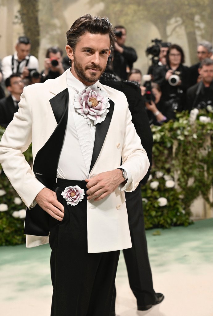 jbaileydaily's tweet photo. ✨NEW✨ Jonny attending the 2024 MET Gala!

#jonathanbailey #metgala https://t.co/qdn9W3rQbz