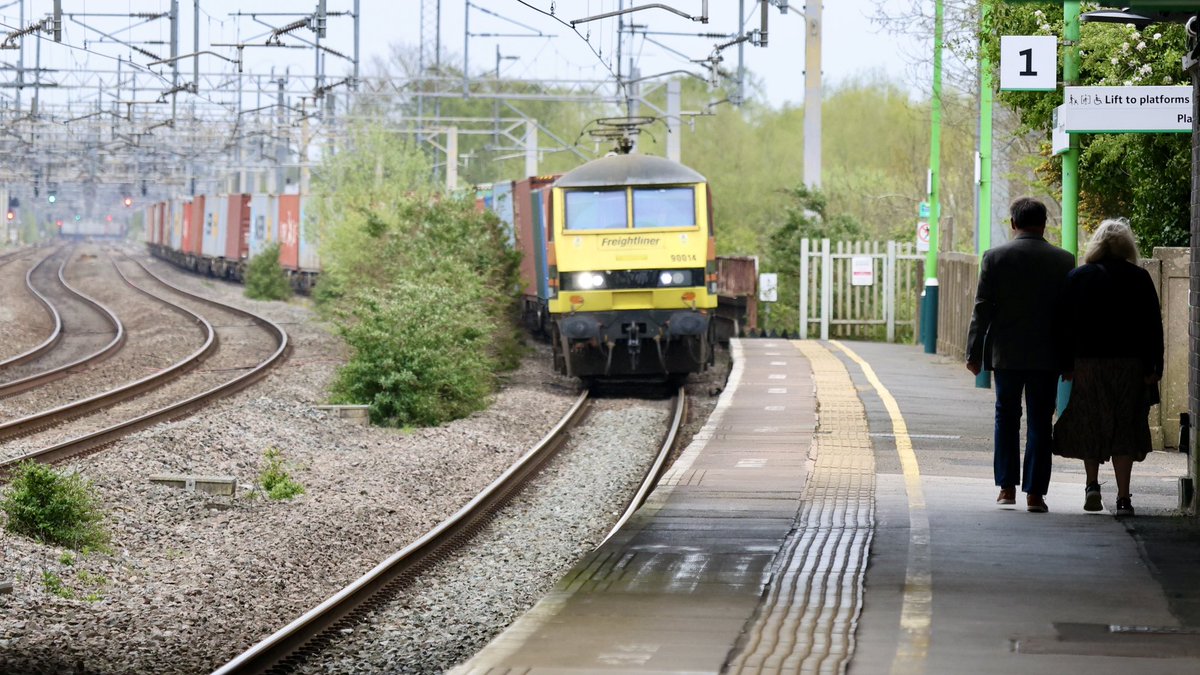 Speeding Skodas. 90014 and 90015 working 4M87 Felixstowe North - Ditton are about to shatter the peace for a couple of passengers at Tamworth. 18 April 2024.