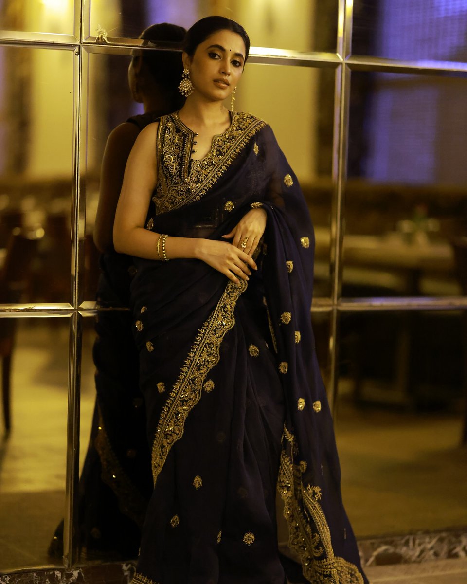 Cool, confident & chic! @priyankaamohan slaying in a stunning blue 💙 saree, proving that elegance never goes out of style. #PriyankaMohan #HittuCinma