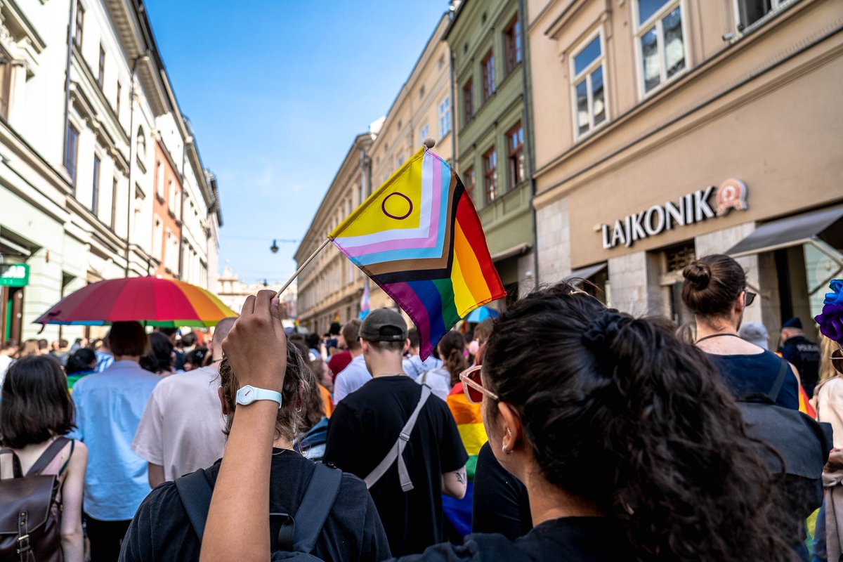 Dzień dobry! A czy wiecie, że Marsz Równości w Krakowie ma w tym roku także patronat Wicewojewody Małopolskiego? Pozdrawiamy serdecznie Pełnomocniczkę ds. Równego Traktowania w <a href="/Malopolski_UW/">Małopolski Urząd Wojewódzki 🇵🇱</a> - <a href="/MonikaFrenkiel/">Monika Frenkiel</a> i cieszymy się, że tyle zmian na 20-lecie Marszu 💚🌈