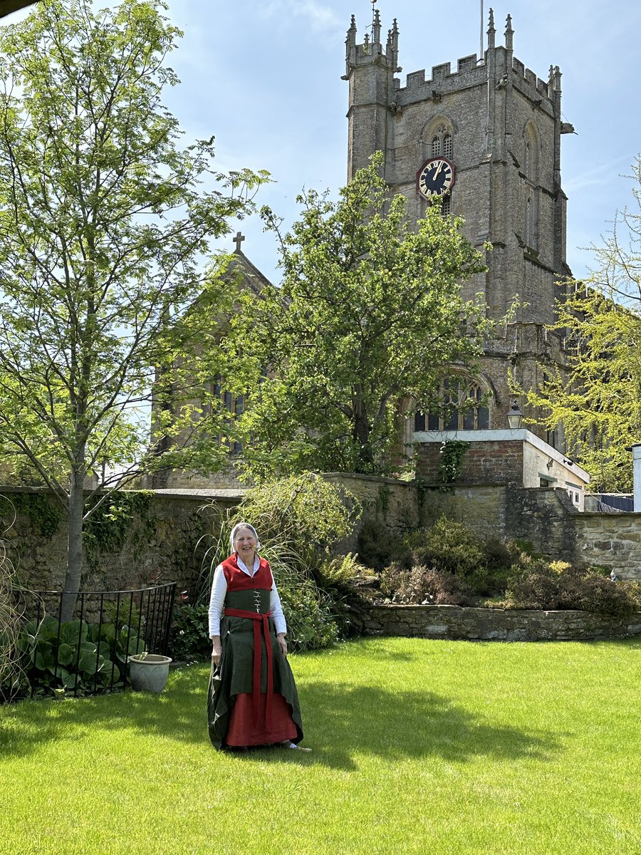 RAGriggsauthor's tweet image. Here I am as Bessie the serving maid enjoying the sunshine in Crewkerne yesterday. 

#historyinterpreter #bringinghistorytolife #somerset #tudor