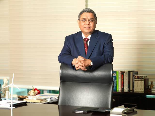 Who is Tulsi Tanti, the man who fought a 17,000 CR loss to build India's largest Renewable energy company? (A thread 🧵)