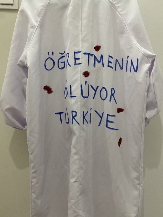 Öğretmen bir aileden geliyorum, 
sağlık da dahil her şey eğitimle başlıyor…
Öğretmenlik son 20 yılda çok yıpratıldı, şu da bir gerçek ki #ÖğretmenTekYürek olmassa daha kötü günler de kapıda…