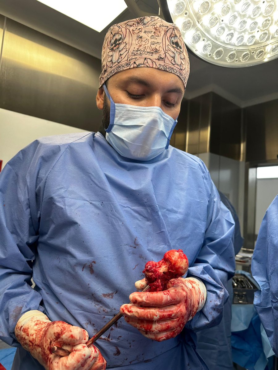 ¿ Por qué no pedí el día libre en la residencia en mi cumpleaños? Porque me ha costado llegar aquí, porque es lo que siempre quise , porque he aprendido a ganarme cada cirugía y hoy valoro donde estoy. Operar en mi cumpleaños es el mejor regalo que la vida me ha dado.