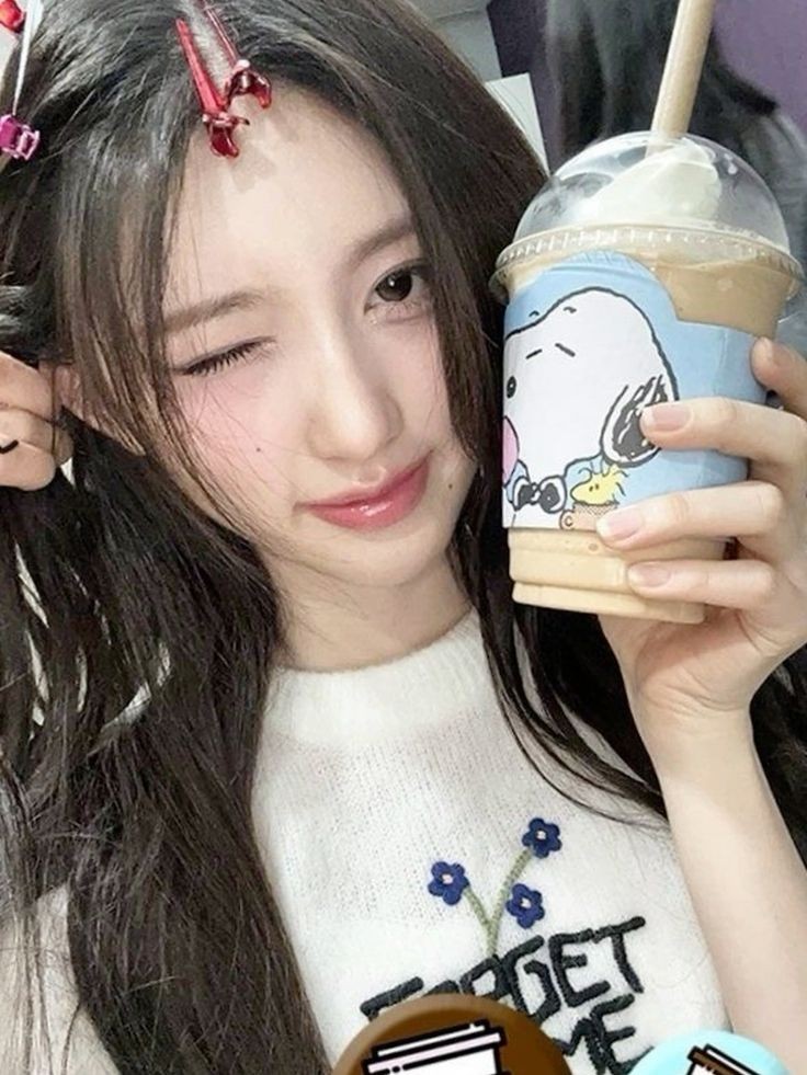⠀⠀⠀⠀

☁️ 10052024 — 12.11 
𝐀𝐑𝐓𝐈𝐒𝐓 👑Jiyoo👑

Segelas kopi dingin untuk menemani siang yang terik.

Oh ya- kalian tidak boleh melewatkan makan siang 🫵🏻
Have a great day everyone! 

⠀⠀⠀⠀