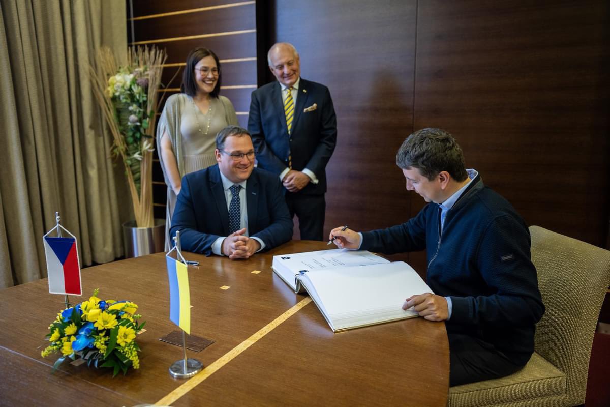 🇨🇿🇺🇦Včera jsme podepsali partneskou smlouvu s ukrajinským Dniprem. Kdy jindy než teď🖤našli jsme mnoho průsečíků od společné průmyslové historie po podporu vědy, výzkumu a inovací. Těším se na spolupráci.