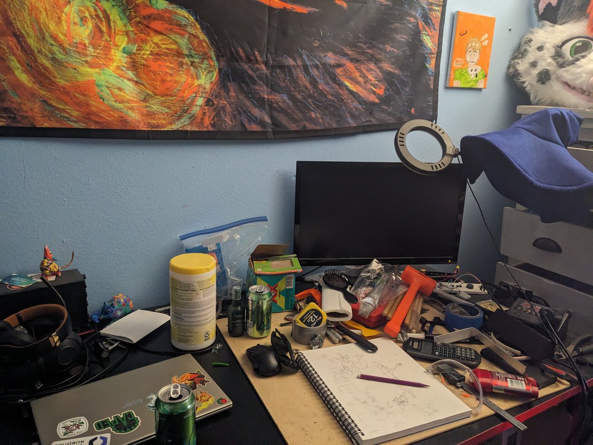 where are my messy desk enjoyers 🙏🙏💪