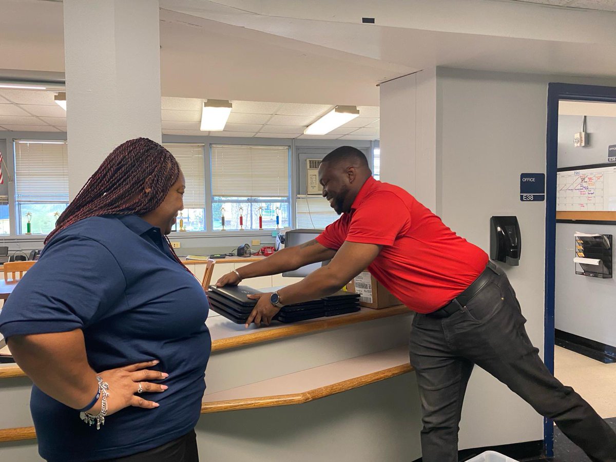 Thank you <a href="/TurnerConstruct/">Turner Construction</a> for donating homework laptops to our Kelso scholars. Thank you <a href="/kchien29/">Katherine C</a> for connecting us. Your partnership is priceless…possibilities are endless. <a href="/KelsoHISD/">Kelso Elementary</a> <a href="/punch_shawna/">Shawna L Punch</a> @HisdSouth