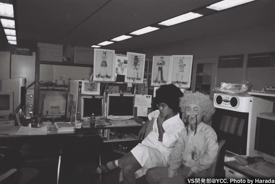 Harada_TEKKEN's tweet photo. in the 90's I was doing everything, not only planning, scripting, directing &amp; character design, but also all kinds of miscellaneous work. At that time, it was popular among the team to wear wigs like the one in the photo (in Yokohama 1995-1996). https://t.co/HfH9rTCeZL